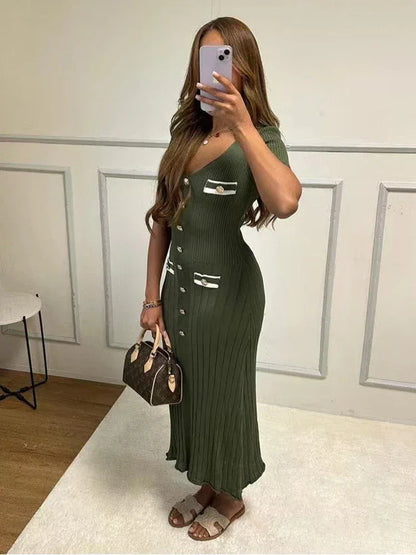 Robe maxi femme en coton léger, avec boutons sur le devant et col en V, idéale pour un look décontracté et élégant.