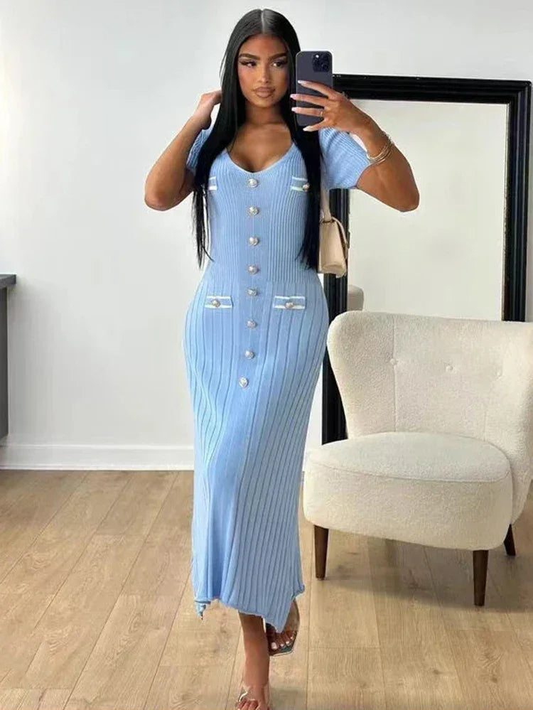 Robe maxi femme bleu, en coton léger, avec boutons et col en V, idéale pour les journées estivales décontractées.
