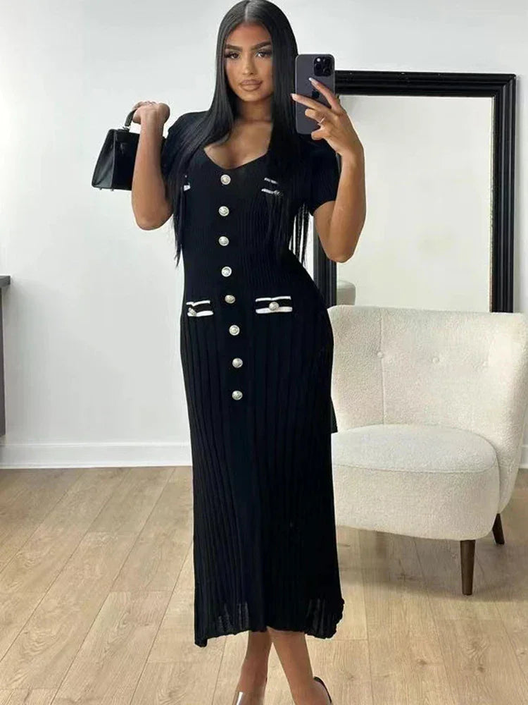 Robe maxi noire femme en tissu léger, avec boutons et col en V, idéale pour un look décontracté et élégant.