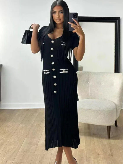Robe maxi noire femme en tissu léger, avec boutons et col en V, idéale pour un look décontracté et élégant.