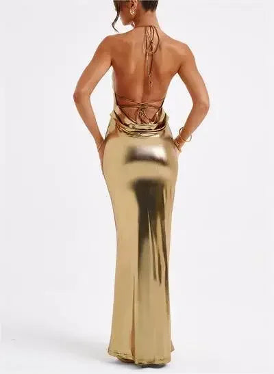 Robe maxi femme en tissu métallisé, bretelles fines et coupe fluide, parfaite pour une allure élégante et moderne.