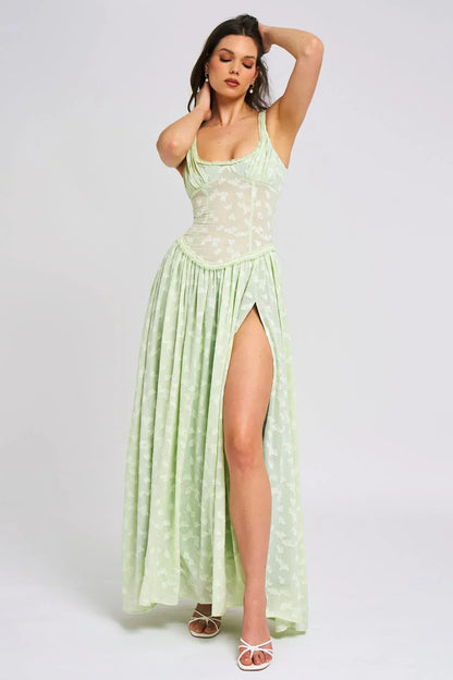 Robe maxi femme en tissu léger, bretelles ajustables et fente haute pour un look élégant et confortable.