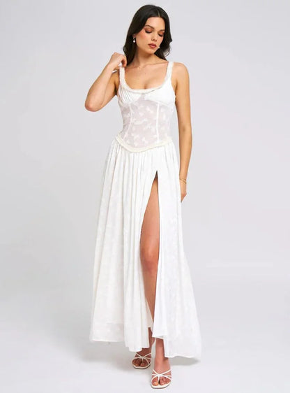 Robe maxi femme en coton léger, bretelles fines et fente haute pour un look décontracté et séduisant.