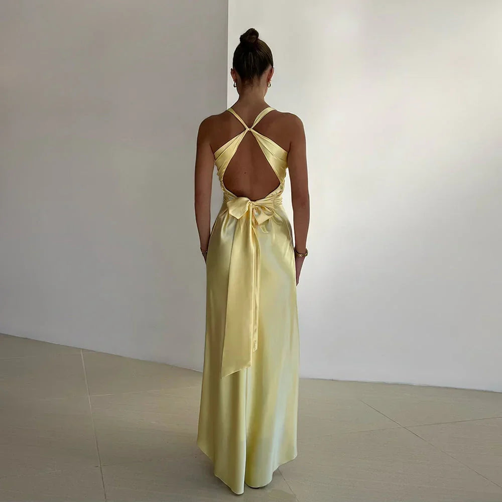 Robe maxi femme en polyester léger, décolleté croisé et dos nu pour un look élégant et aérien.