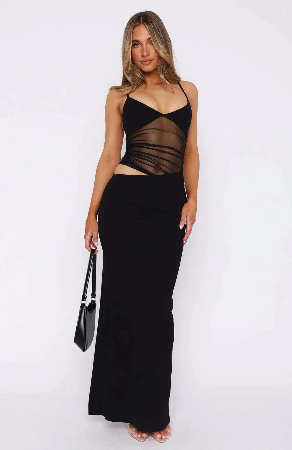 Robe maxi femme en tissu léger, avec découpes élégantes et bretelles fines pour un look intemporel et confortable.