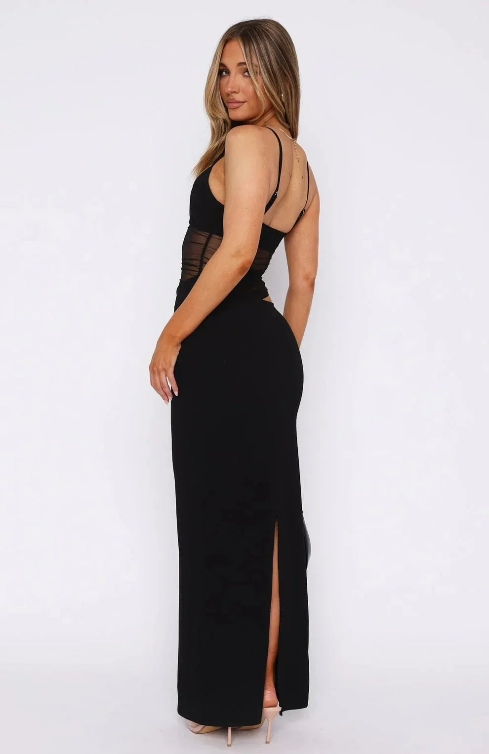 Robe maxi femme en tissu léger, avec découpes modernes et bretelles fines pour un look élégant et décontracté.