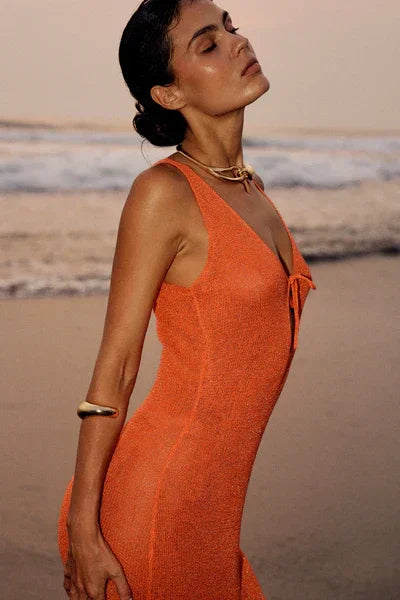 Robe maxi en tissu léger avec découpes élégantes et bretelles oranges, idéale pour les journées ensoleillées.
