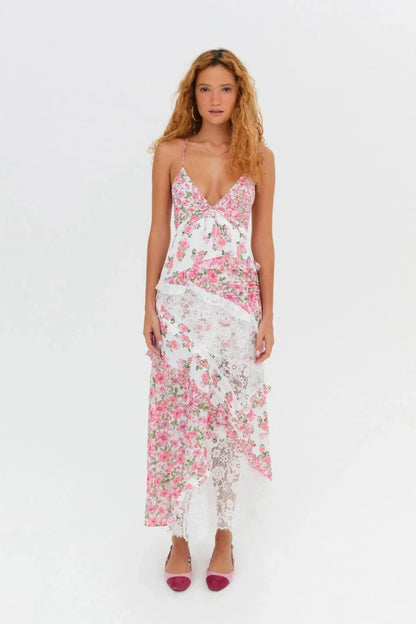 Robe maxi femme rose en chiffon, ornée de dentelle et imprimé floral, idéale pour les occasions estivales élégantes.