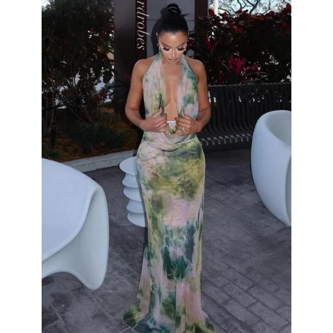 Robe maxi femme en tissu léger, avec un imprimé fluide et un dos échancré pour un look élégant et décontracté.
