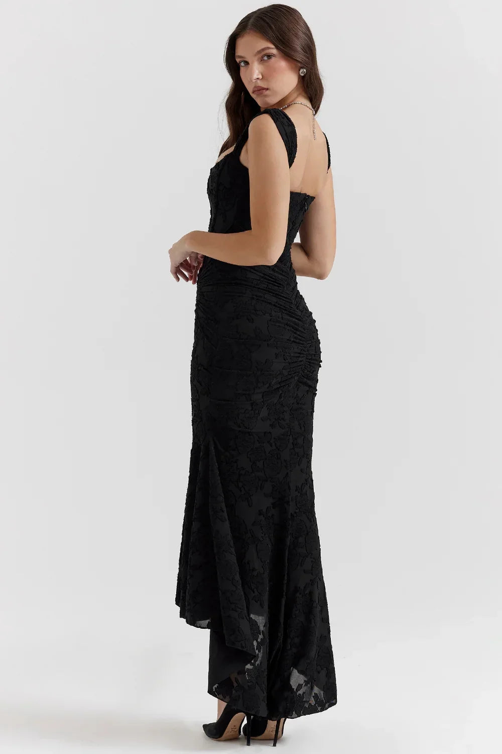 Robe maxi femme en tissu léger, dotée d'un motif floral vibrant et de bretelles larges pour un confort optimal.