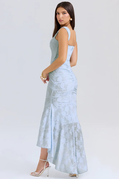 Robe maxi femme en coton léger, avec motif floral coloré et bretelles larges pour un style décontracté et confortable.