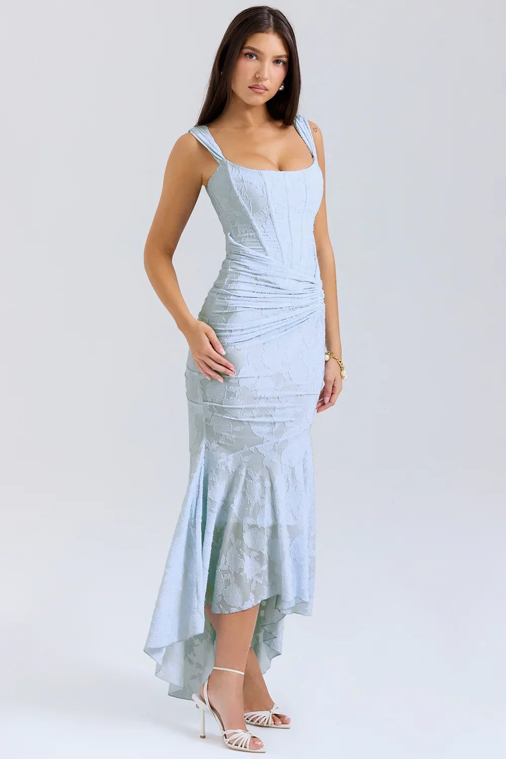 Robe maxi femme en coton léger, avec motif floral coloré et bretelles larges pour un confort optimal.