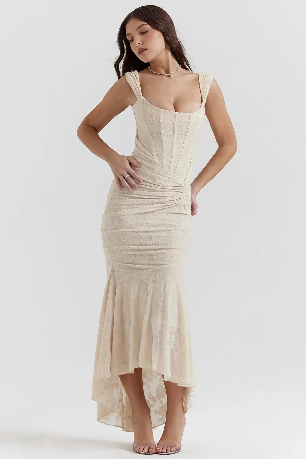 Robe maxi femme en coton léger, avec motif floral coloré et bretelles larges pour un confort optimal.