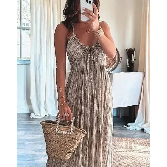 Robe maxi femme en tissu fluide, bretelles fines, coupe légère et décontractée, idéale pour les journées ensoleillées.