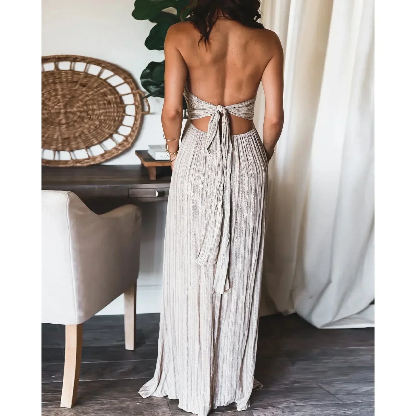 Robe maxi femme en tissu fluide, bretelles ajustables, coupe élégante et légère, parfaite pour les journées estivales.