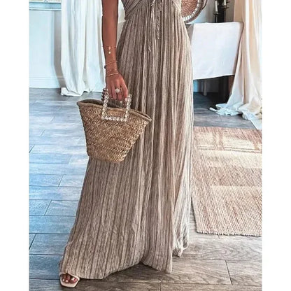 Robe maxi femme en tissu fluide, à bretelles fines et au design léger, parfaite pour les journées d'été.