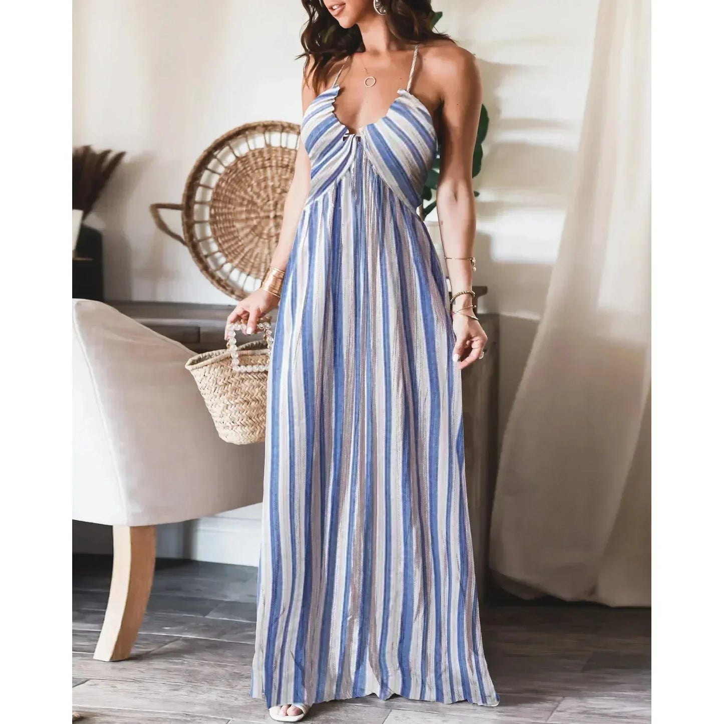 Robe maxi pour femme en tissu fluide, à rayures bleues, avec bretelles ajustables et coupe confortable.