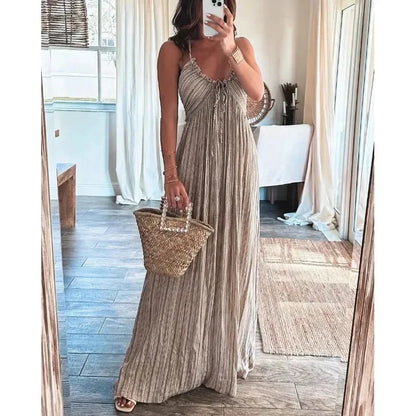 Robe maxi femme en gris, tissu fluide, bretelles fines et coupe légère pour un style décontracté.