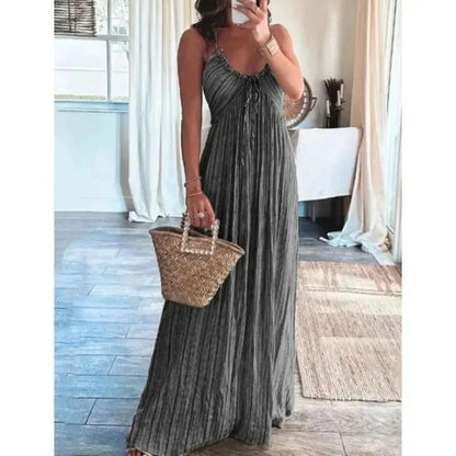 Robe maxi femme noire en tissu fluide, avec bretelles délicates et coupe longue pour un confort optimal.