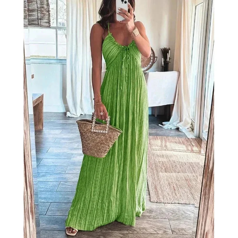 Robe maxi femme vert en tissu fluide, élégante avec bretelles fines et coupe longue, idéale pour les journées ensoleillées.