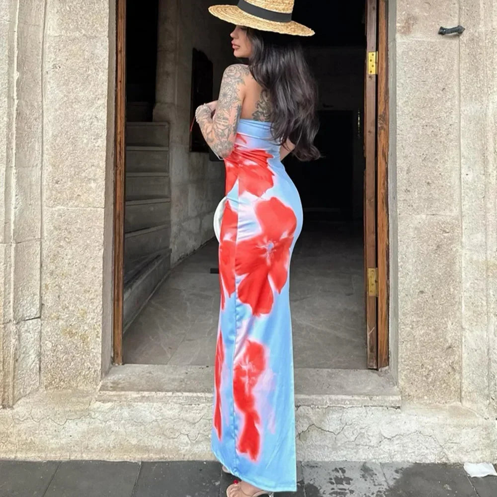 Robe maxi femme bleu sans bretelles en tissu léger avec motifs floraux colorés, idéale pour les journées d'été.