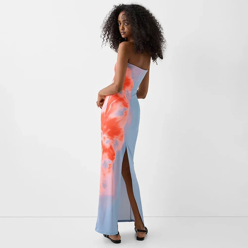 Robe maxi femme bleu sans bretelles avec motifs floraux, en coton léger, idéale pour les journées d'été.