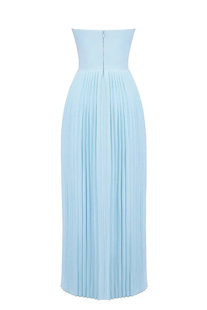 Robe maxi femme bleue plissée sans bretelles en tissu léger, avec un design fluide et élégant pour une silhouette flatteuse.