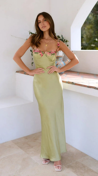 Robe maxi verte à bretelles, en coton léger, avec imprimé floral délicat pour un style bohème.