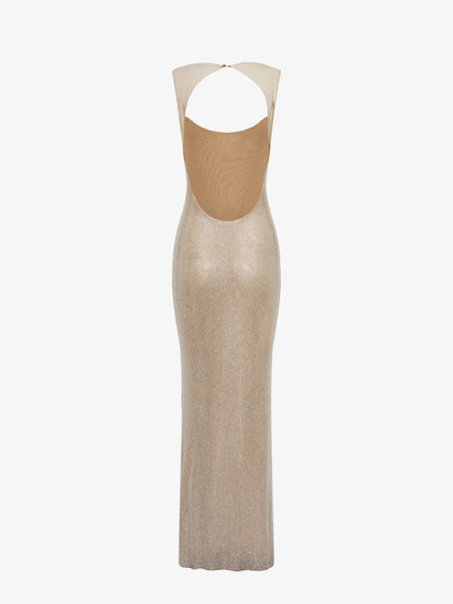 Robe maxi femme dos nu ornée de sequins, en tissu léger et fluide, idéale pour les soirées estivales.