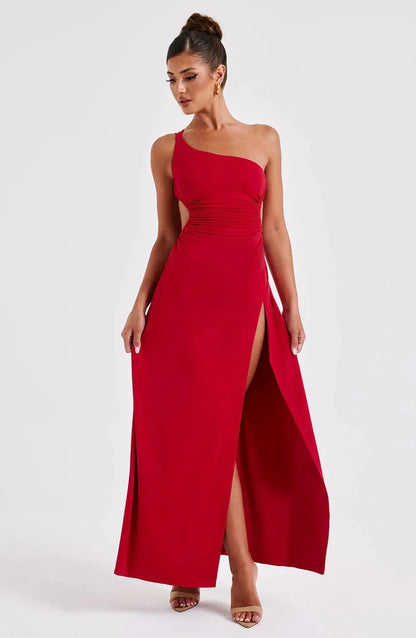 Robe maxi rouge à bretelles, fente sur le côté, en tissu léger et fluide idéal pour les journées estivales.