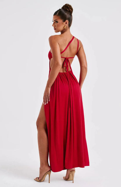Robe maxi femme fendue en tissu léger, à bretelles, de couleur rouge, parfaite pour les journées d'été ensoleillées.