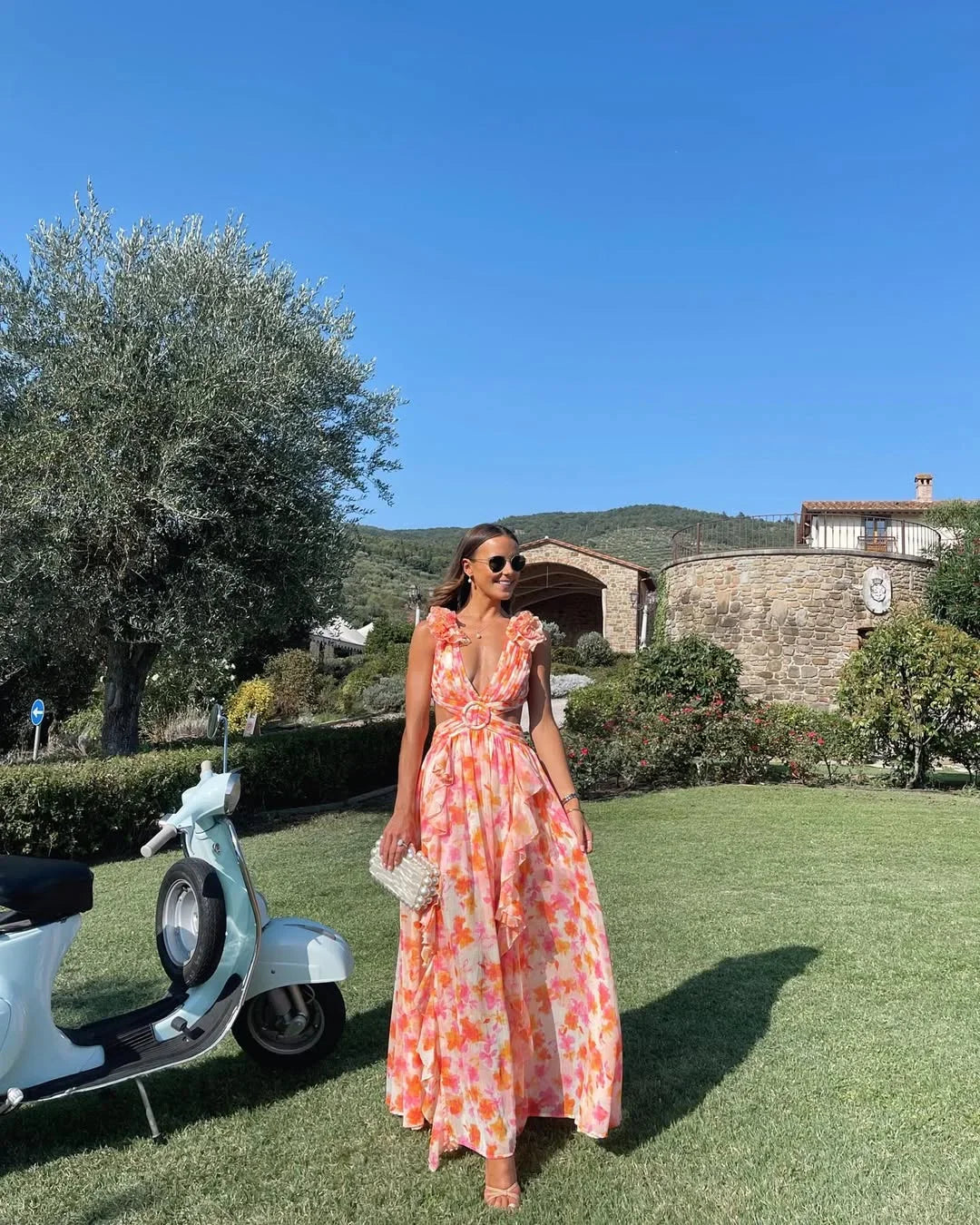 Robe maxi femme fleurie sans manches en coton léger, avec un motif floral coloré et une coupe fluide parfaite pour l'été.