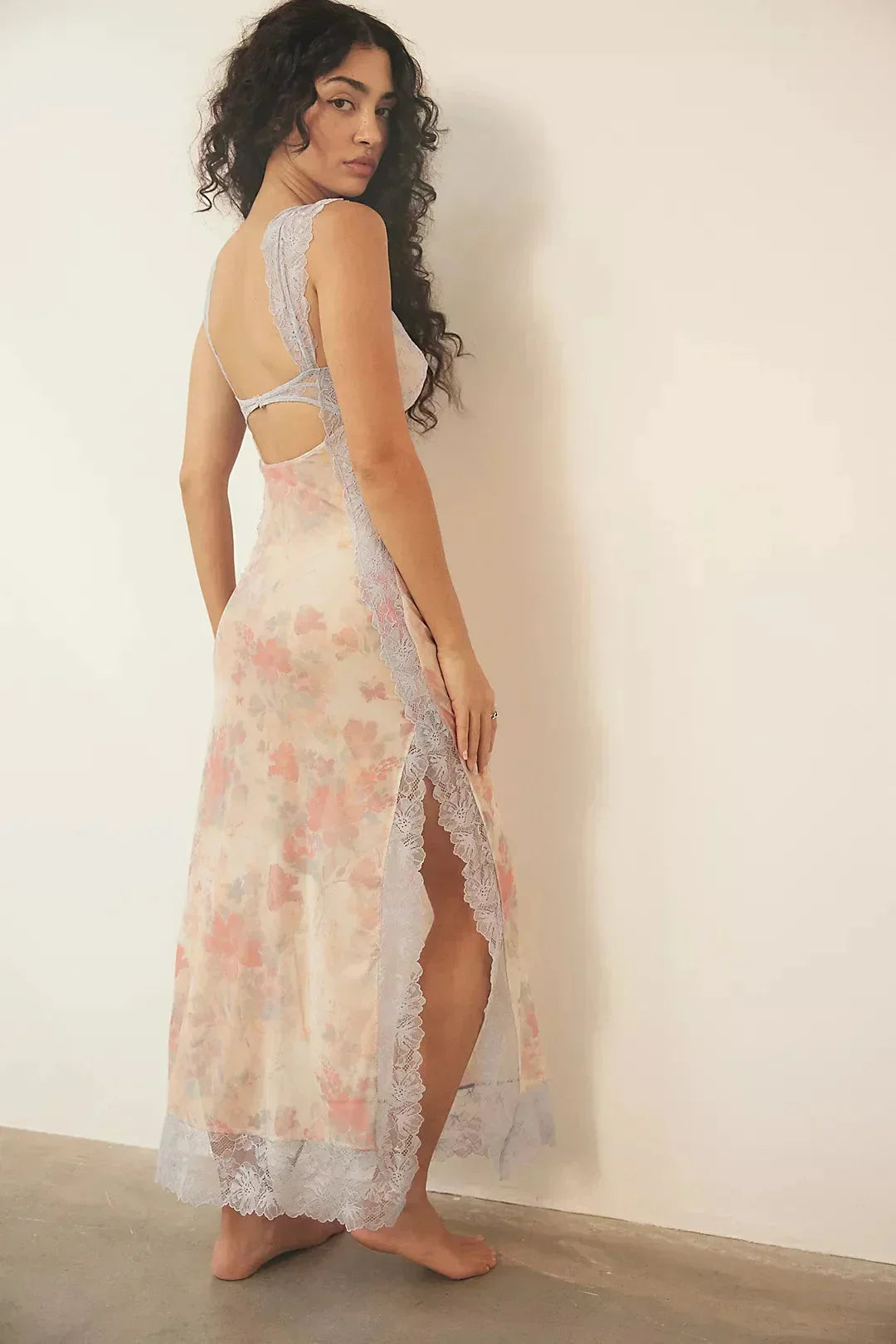 Robe maxi femme en dentelle transparente, avec motif floral et design cache-cœur, idéale pour un look léger et élégant.