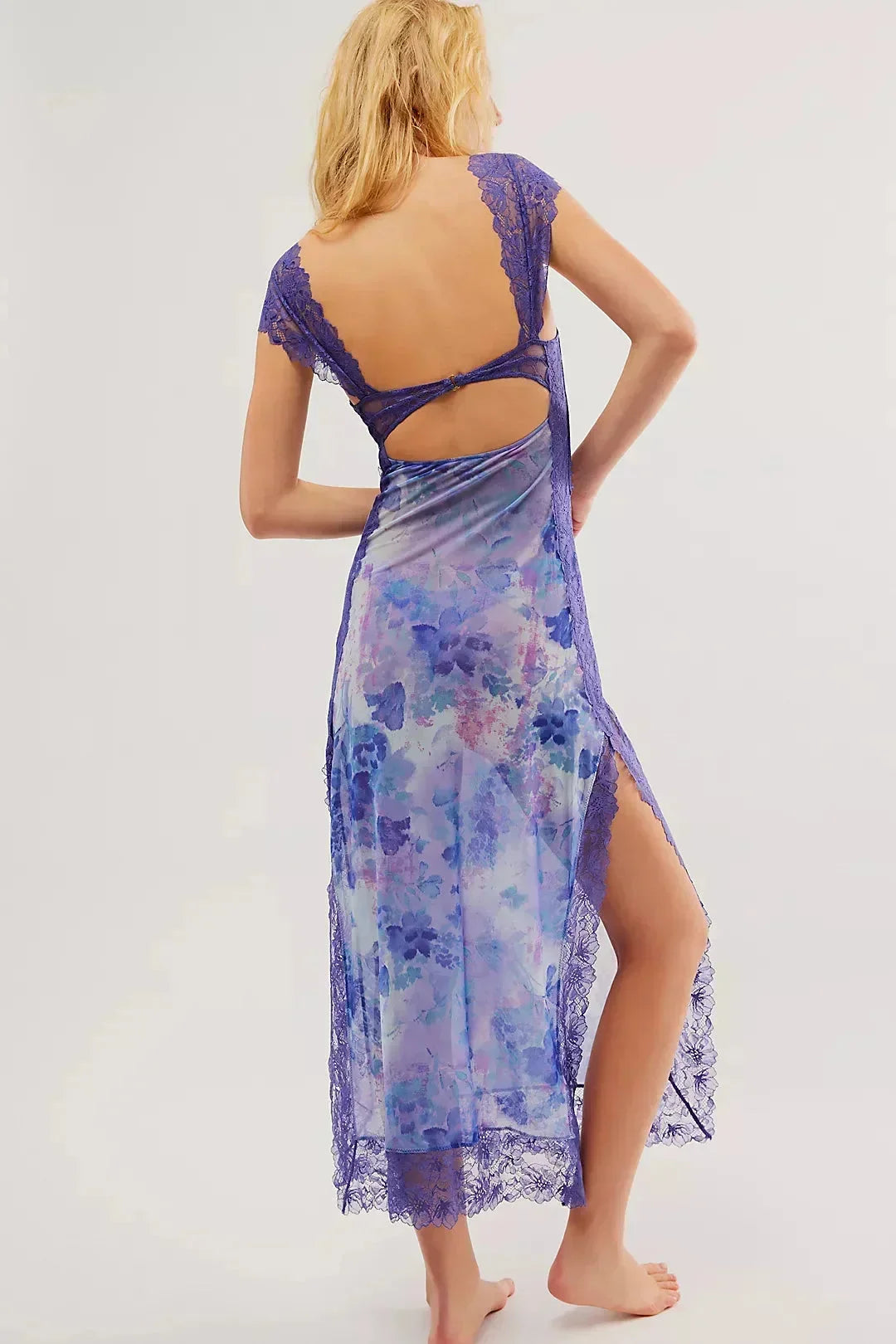 Robe maxi femme en dentelle florale, transparente, avec un design cache-cœur et un tissu léger pour une allure élégante.