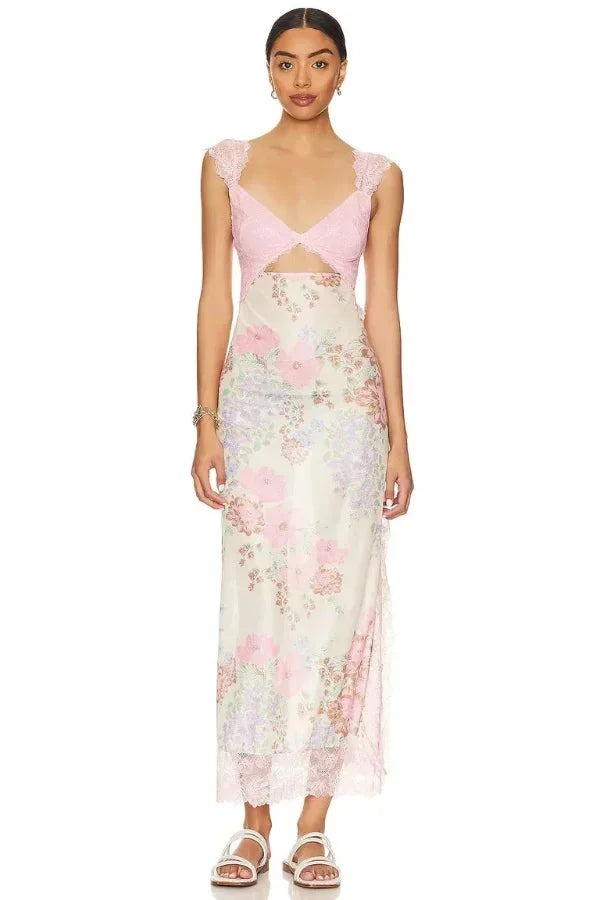 Robe maxi femme en dentelle transparente, avec motif floral et décolleté cache-cœur, parfaite pour les journées d'été.