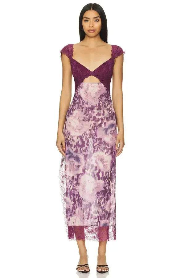 Robe maxi femme florale transparente en dentelle, avec un design cache-cœur et un coloris amaranthe. Parfaite pour l'été.