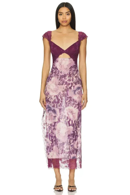 Robe maxi femme florale transparente en dentelle, avec un design cache-cœur et un coloris amaranthe. Parfaite pour l'été.