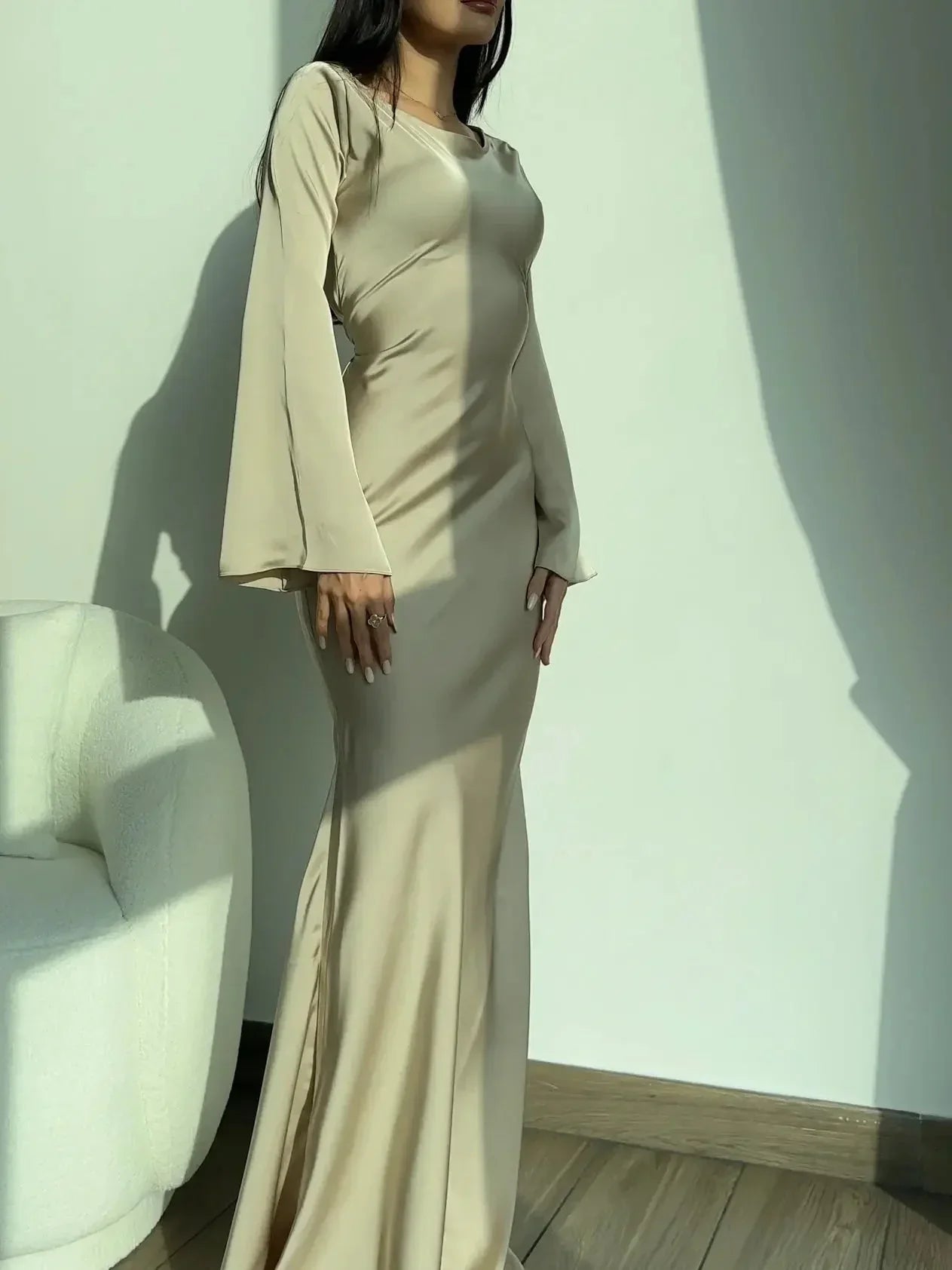 Robe maxi blanche à manches longues, en tissu léger, avec motifs floraux et silhouette élégante pour invité de mariage.