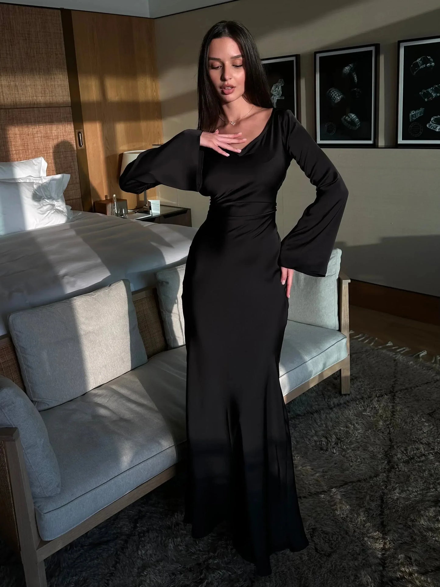 Robe maxi blanche à manches longues en tissu fluide, design élégant pour les invités de mariage.