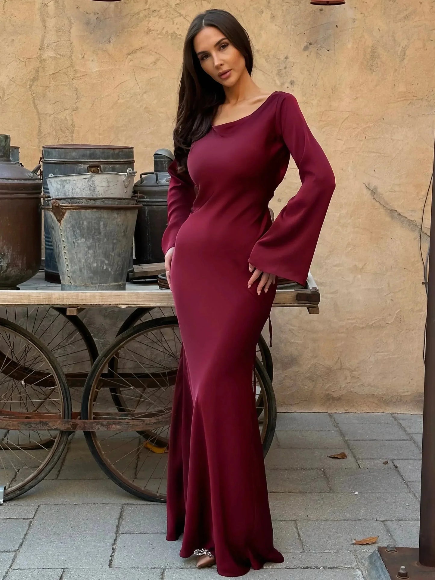 Robe maxi noire pour femme, manches longues, en tissu respirant, coupe élégante avec motif floral, idéale pour un mariage.