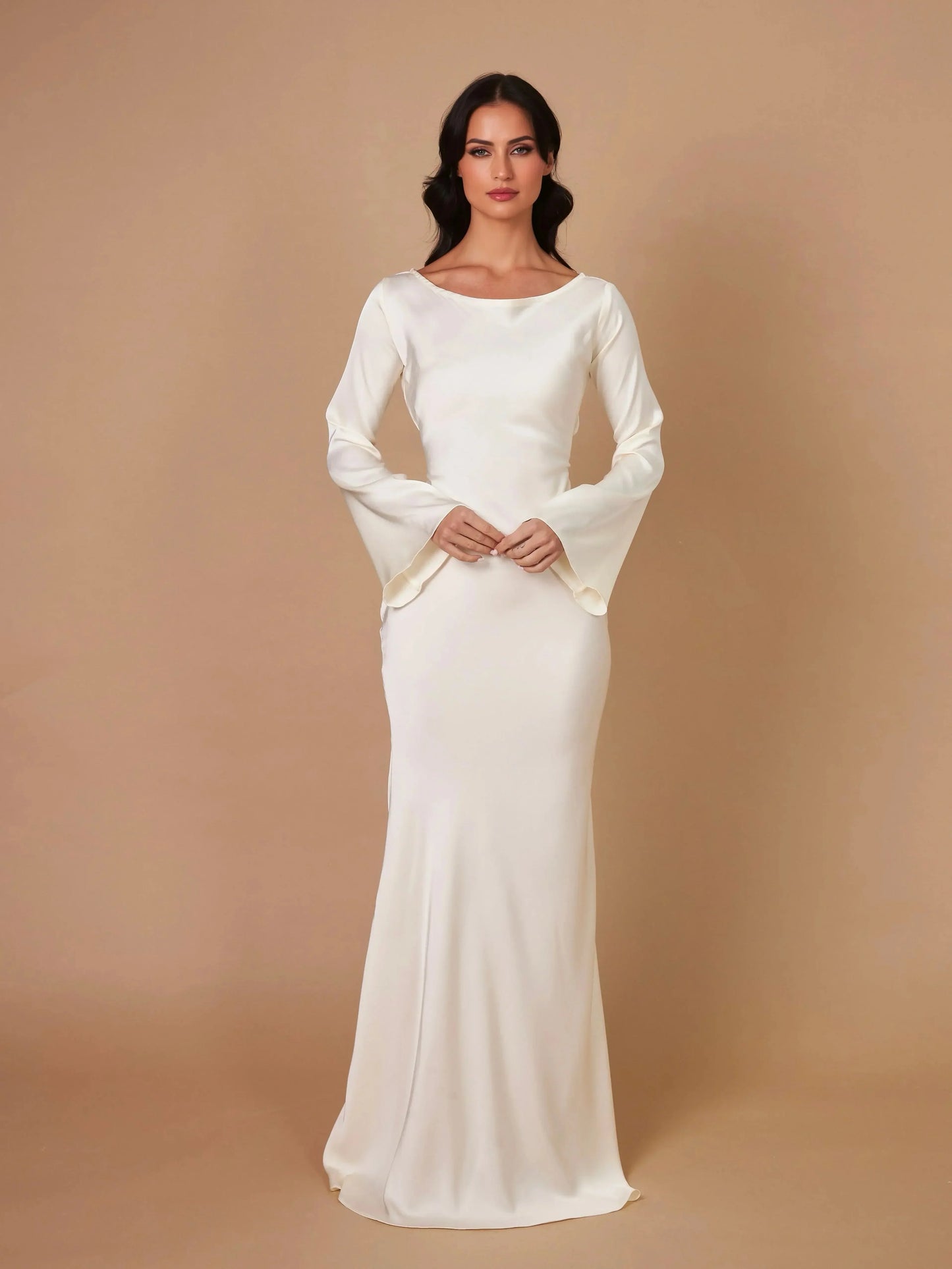 Robe maxi noire à manches longues, en tissu léger, avec un motif floral et une coupe élégante pour invité de mariage.
