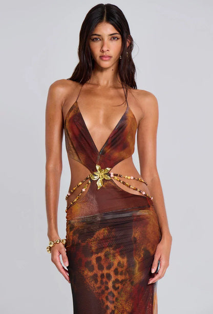 Robe maxi femme marron en tissu léger, motif léopard, découpes élégantes sur les côtés pour un look distinctif.