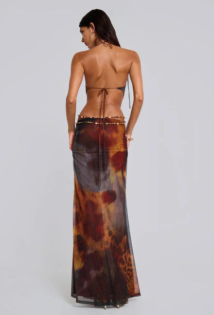 Robe maxi marron en coton avec motif léopard, découpes élégantes et taille cintrée, idéale pour une tenue décontractée.