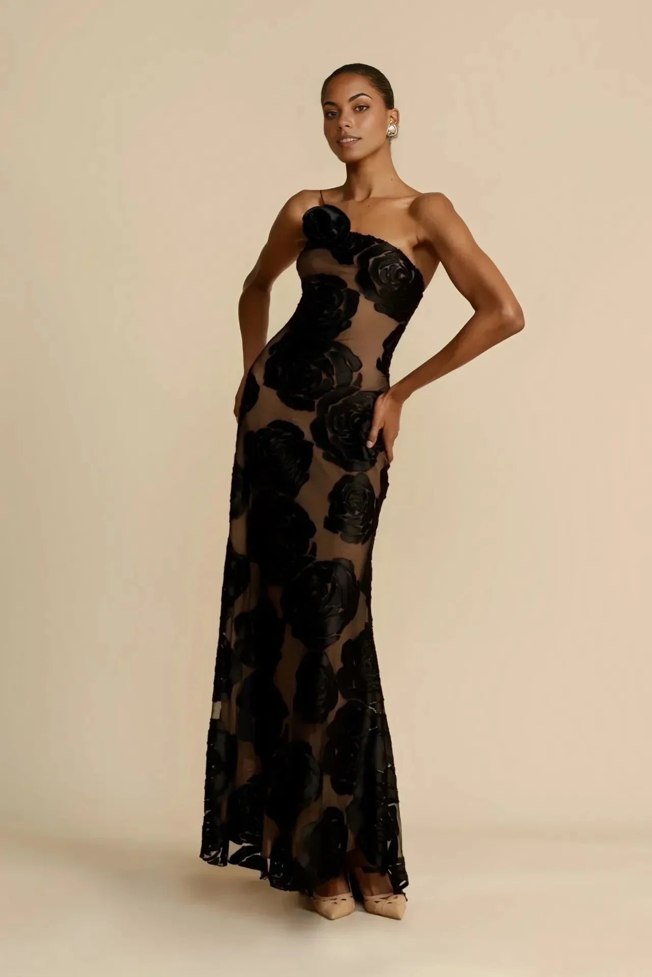 Robe maxi femme noire à motifs floraux, en coton léger, avec bretelles ajustables et coupe fluide idéale pour l'été.