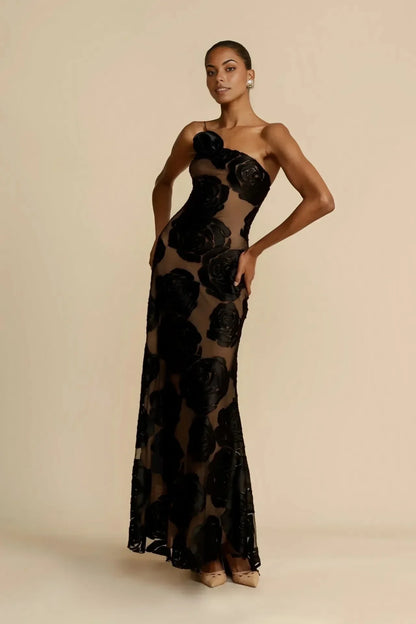 Robe maxi femme noire à motifs floraux, en coton léger, avec bretelles ajustables et coupe fluide idéale pour l'été.