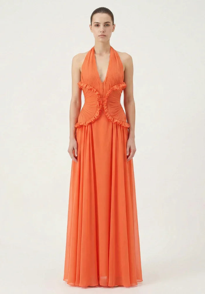 Robe maxi femme orange à volants en chiffon léger, avec des détails fluides et un décolleté en V pour un look décontracté.