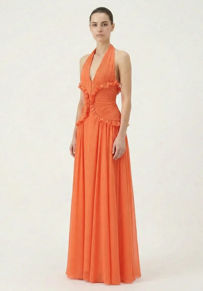 Robe maxi femme orange en coton léger, avec des volants fluides et des bretelles fines, parfaite pour l'été.