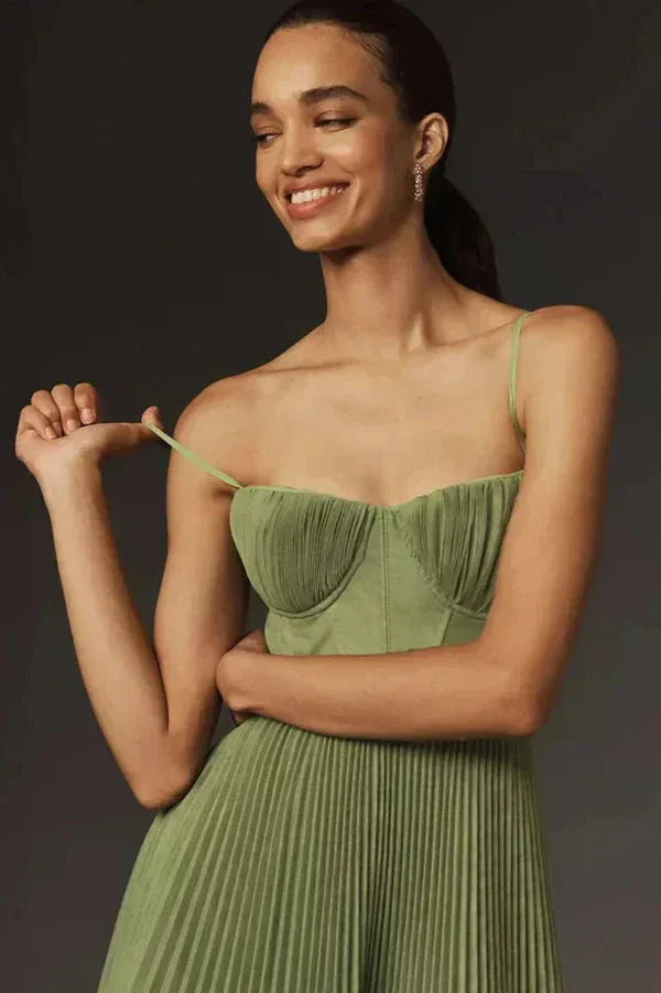 Robe maxi femme plissée vert olive avec bretelles, en voile léger, parfaite pour les journées d'été.