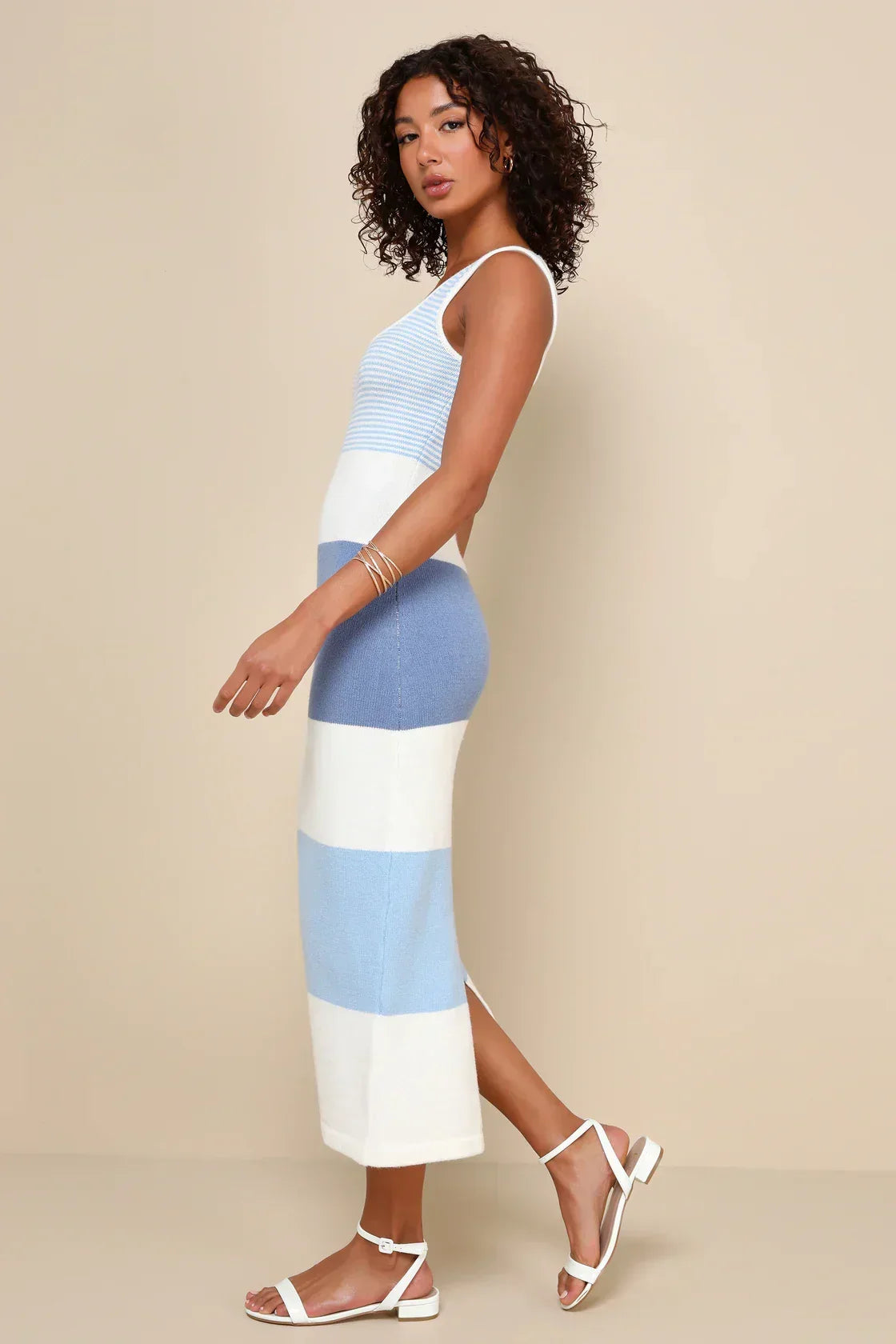Robe maxi femme à rayures bleues et blanches, en coton léger, avec bretelles ajustables et une coupe fluide pour un confort…