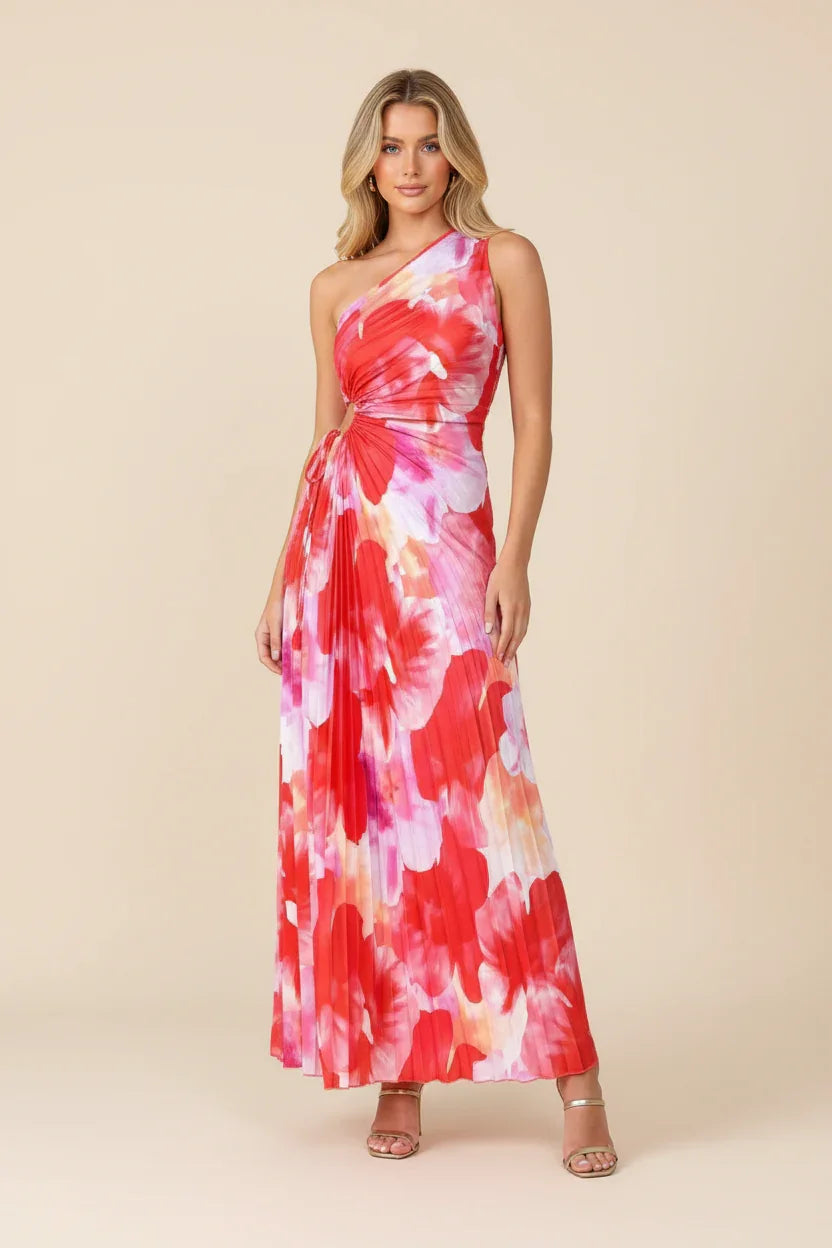 Robe maxi femme rouge fleuri, en voile léger, avec plis colorés et manches courtes pour un look élégant et décontracté.